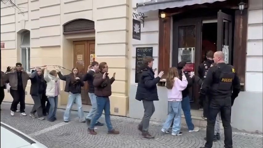 Je nepříčetný. Policie odložila případ učitele, který si na škole v Praze vymyslel střelbu